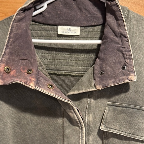 Green Casual Sweatshirt with Collared Neckline - Picture 4 of 6